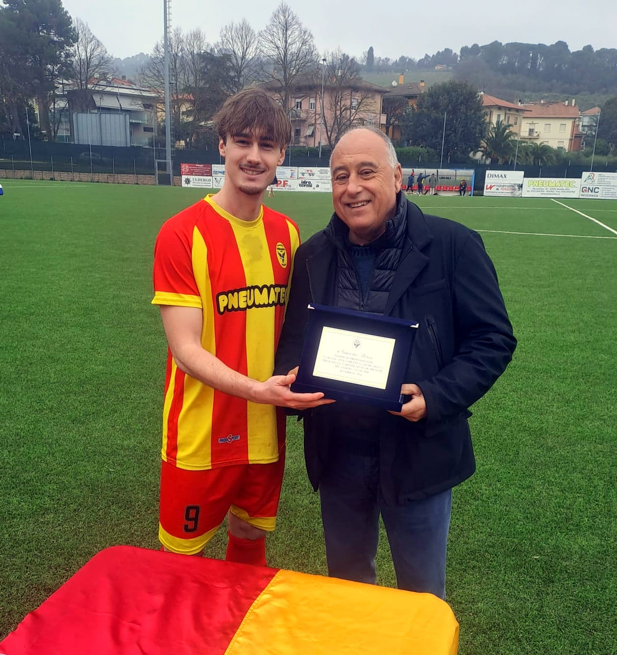 Premiato per le 100 presenze con la maglia del Vismara Calcio l’attaccante Renzi Giacomo